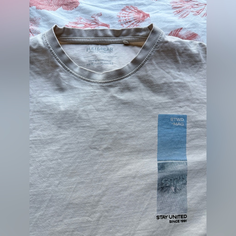 Pull&Bear Men's Beige T-Shirt with Blue Graphic